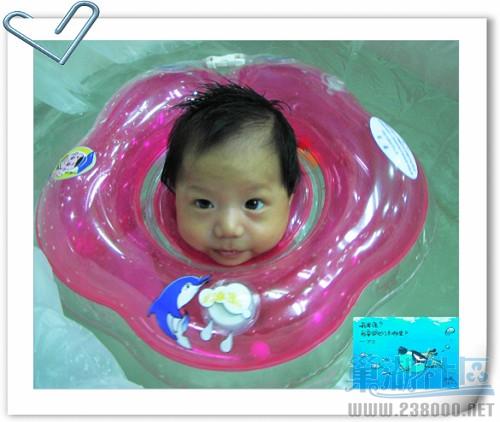 游泳中的宝宝2.jpg