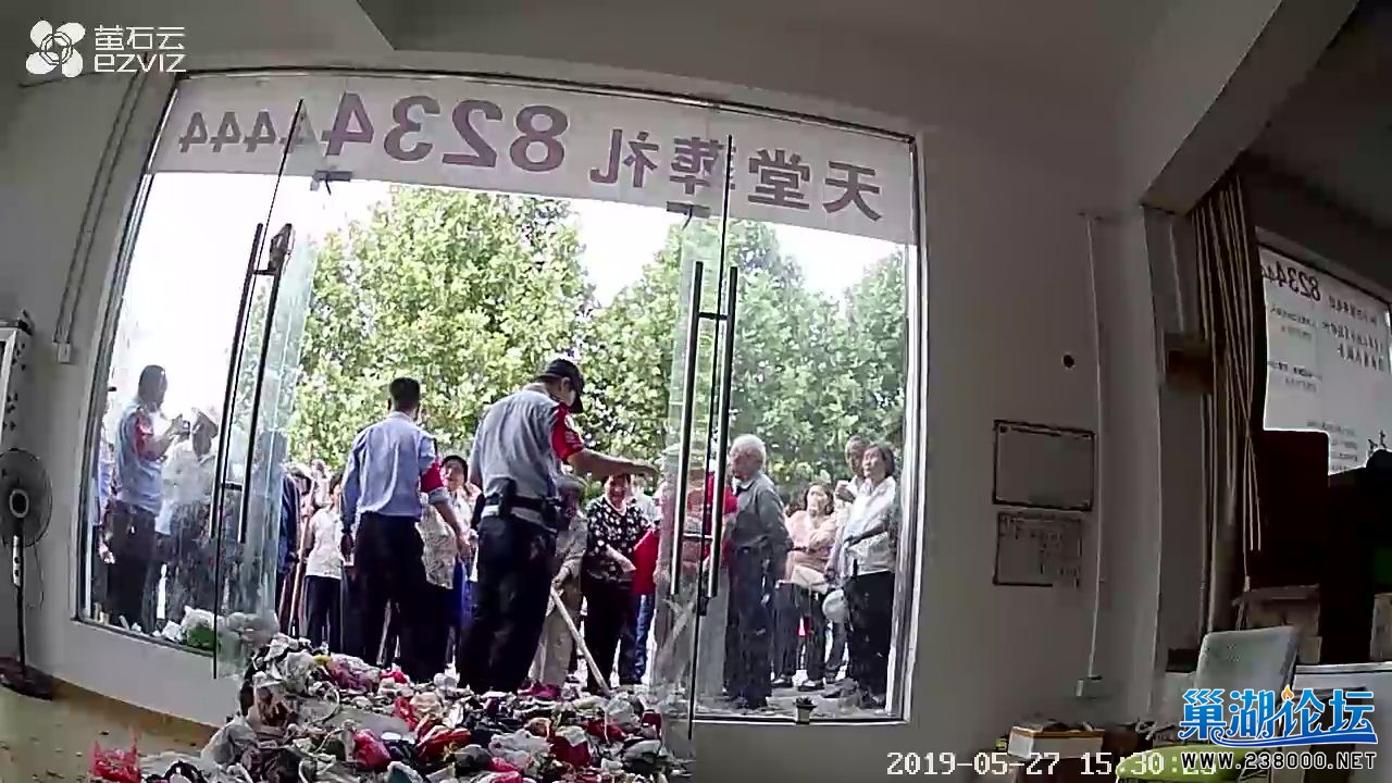 无视警察倾倒垃圾