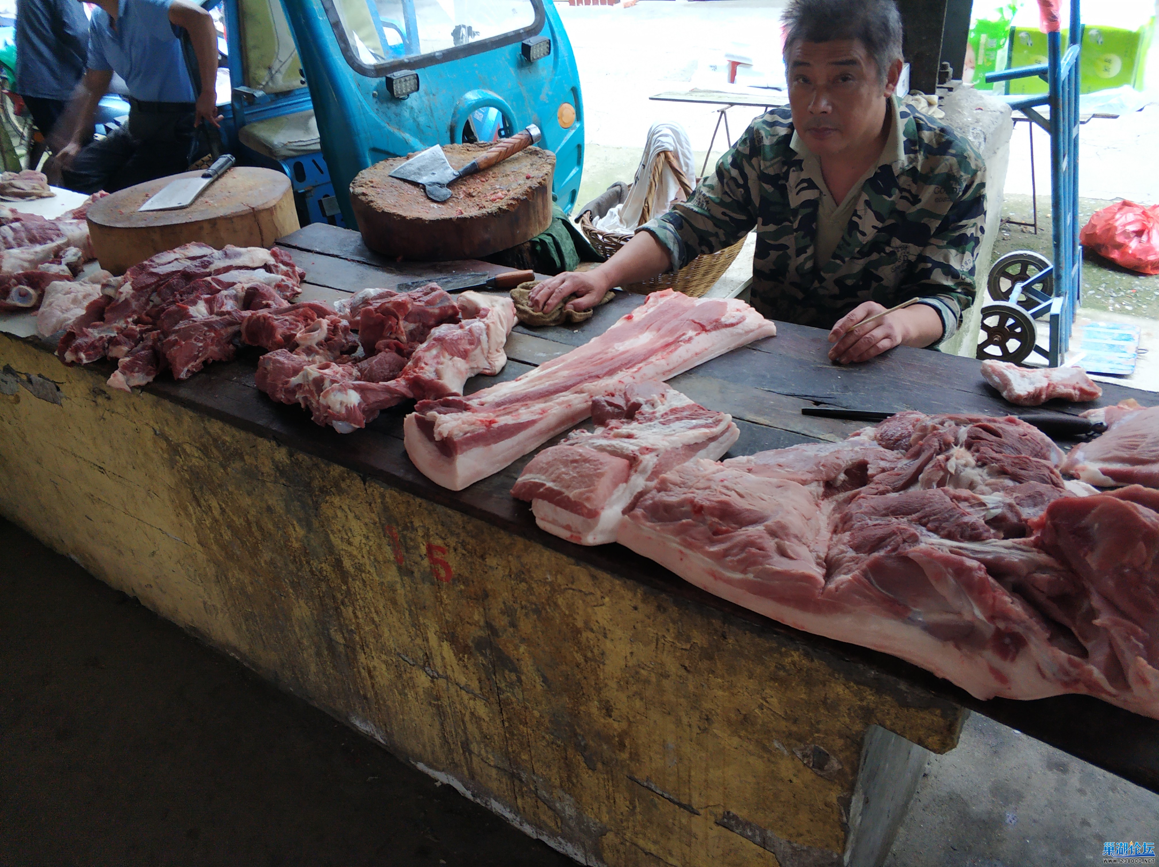 猪肉卖16元1斤  排骨卖25元1斤