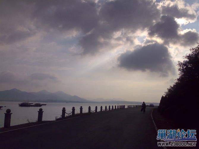 很美的意境，那山那水那树那车那对恋人