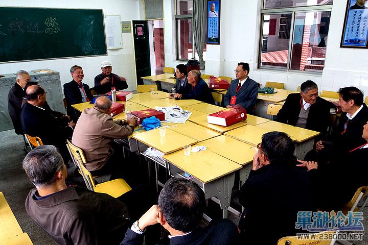 一群55届的老校友在开座谈会，他们以为我是高中生，其实我上大三了他们不相信。