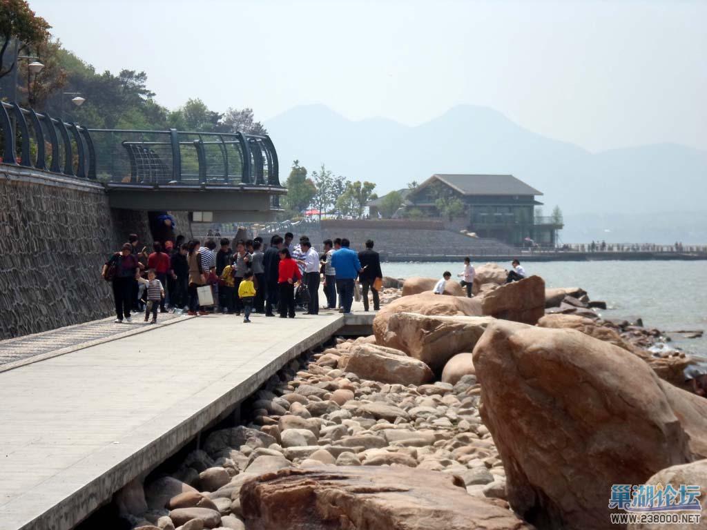 远远看去像是小贩在兜售商品